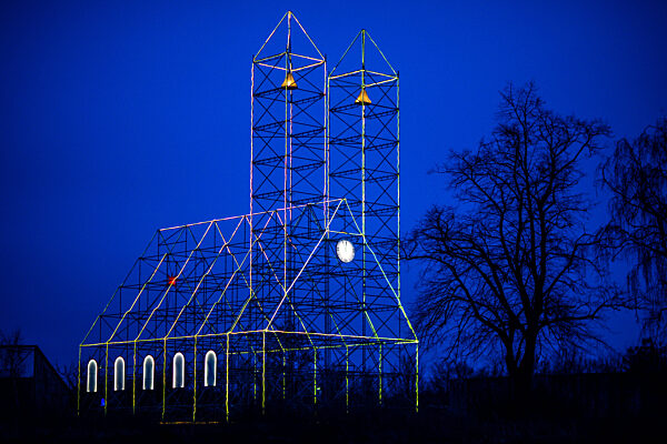 Weihnachtskirche aus Baugerüsten