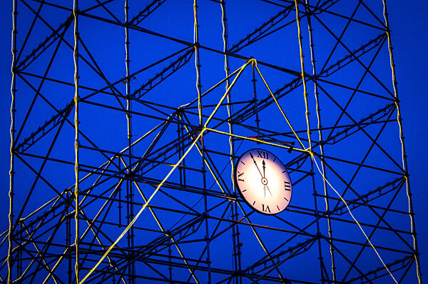 Weihnachtskirche aus Baugerüsten