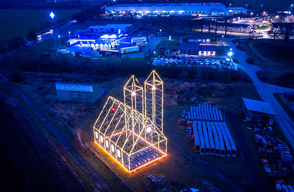 Weihnachtskirche aus Baugerüsten