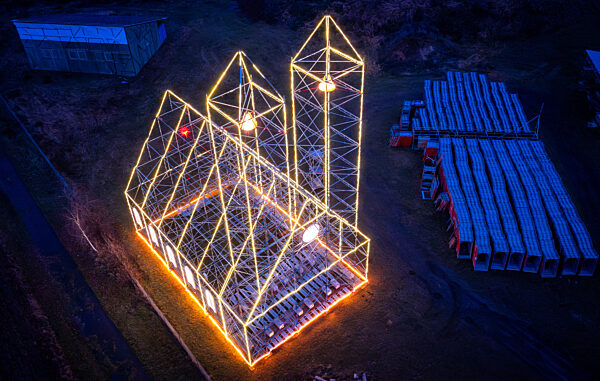 Weihnachtskirche aus Baugerüsten