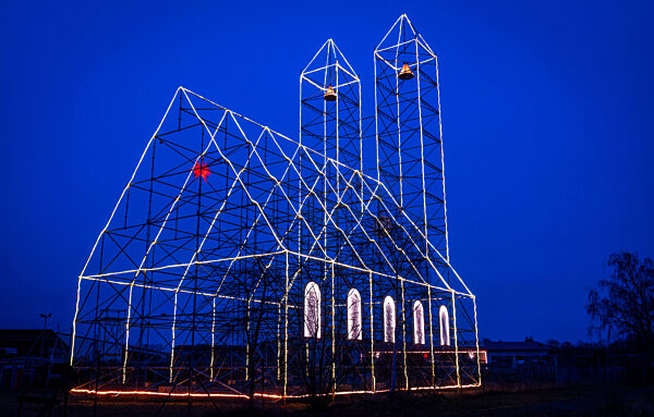 Weihnachtskirche aus Baugerüsten