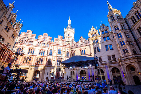 Ex-Bundeskanzlerin im Bürgergespräch