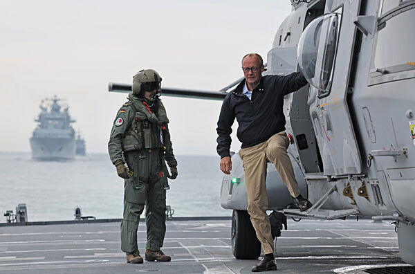 Bundeskanzler Merz besucht Marine