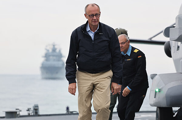 Bundeskanzler Merz besucht Marine