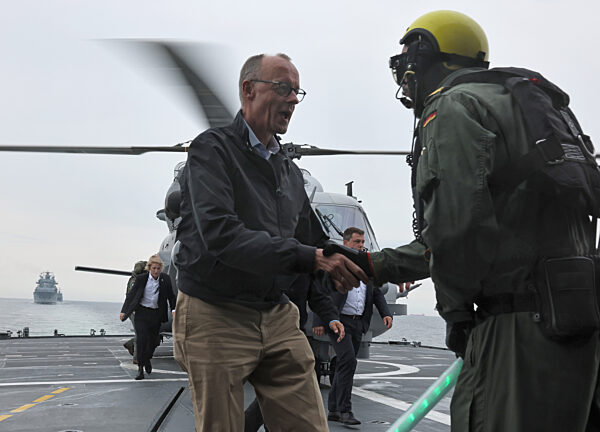 Bundeskanzler Merz besucht Marine