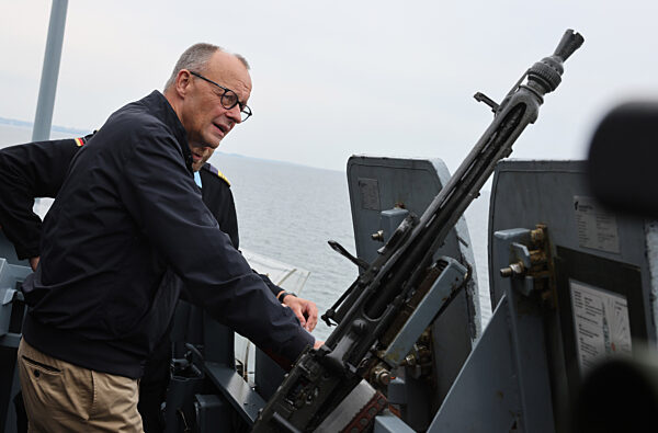 Bundeskanzler Merz besucht Marine