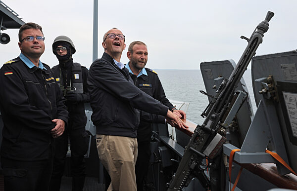 Bundeskanzler Merz besucht Marine