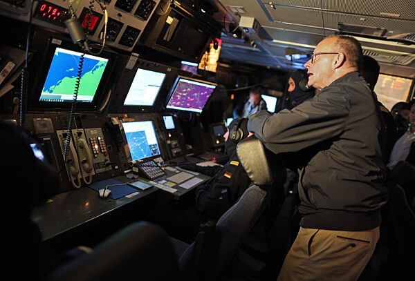 Bundeskanzler Merz besucht Marine