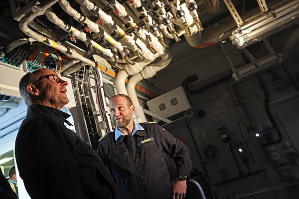 Bundeskanzler Merz besucht Marine