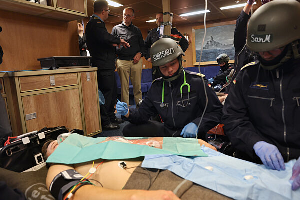 Bundeskanzler Merz besucht Marine