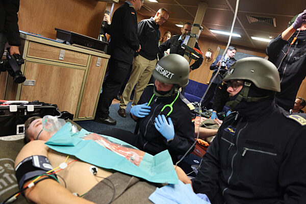 Bundeskanzler Merz besucht Marine