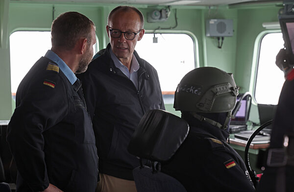 Bundeskanzler Merz besucht Marine