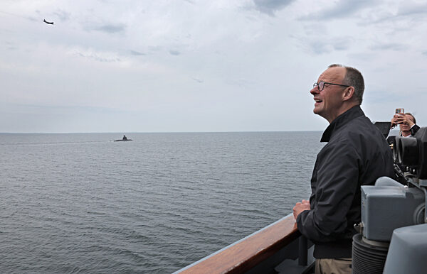 Bundeskanzler Merz besucht Marine