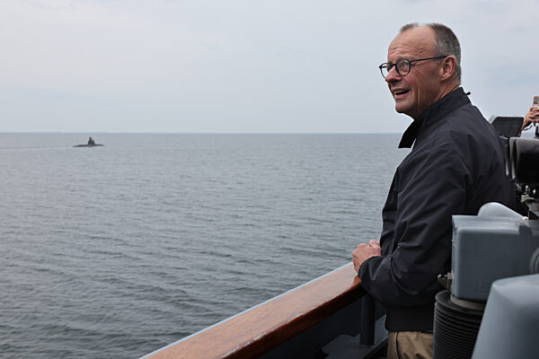 Bundeskanzler Merz besucht Marine