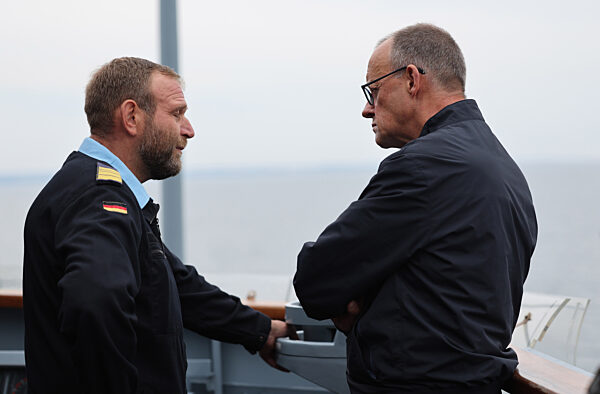 Bundeskanzler Merz besucht Marine