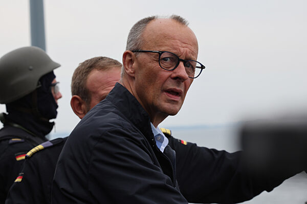 Bundeskanzler Merz besucht Marine