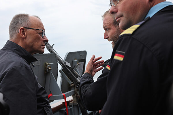 Bundeskanzler Merz besucht Marine