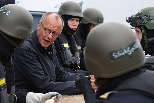 Bundeskanzler Merz besucht Marine