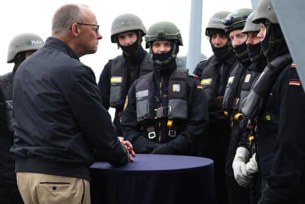 Bundeskanzler Merz besucht Marine