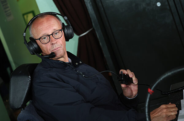 Bundeskanzler Merz besucht Marine