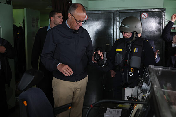 Bundeskanzler Merz besucht Marine