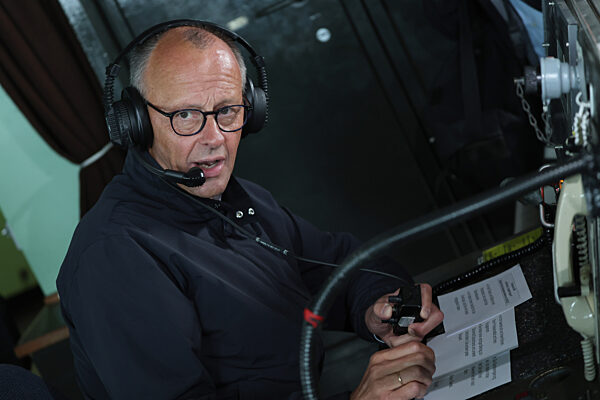 Bundeskanzler Merz besucht Marine