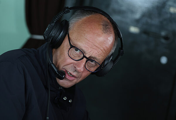 Bundeskanzler Merz besucht Marine