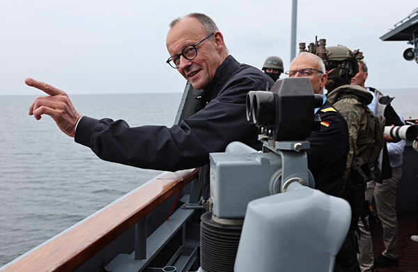 Bundeskanzler Merz besucht Marine