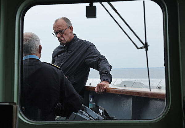 Bundeskanzler Merz besucht Marine