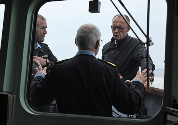 Bundeskanzler Merz besucht Marine