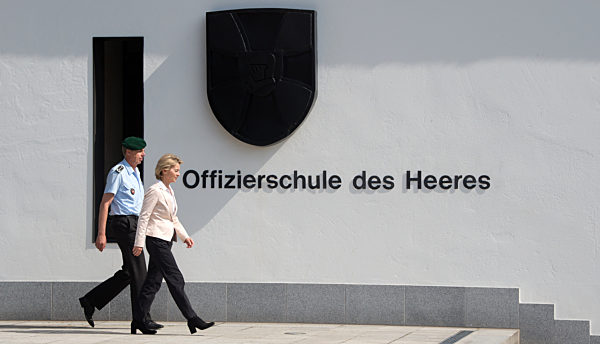 Bundesverteidigungsministerin besucht Offiziersschule des Heeres