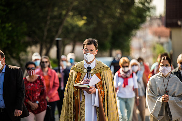 Glauebige feiern Christi Himmelfahrt trotz Corona