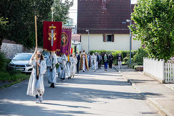 Glauebige feiern Christi Himmelfahrt trotz Corona