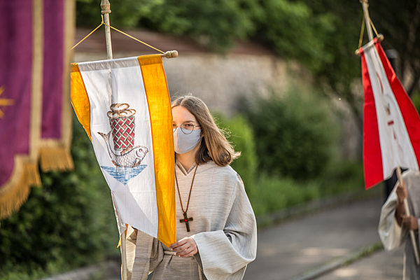 Glauebige feiern Christi Himmelfahrt trotz Corona