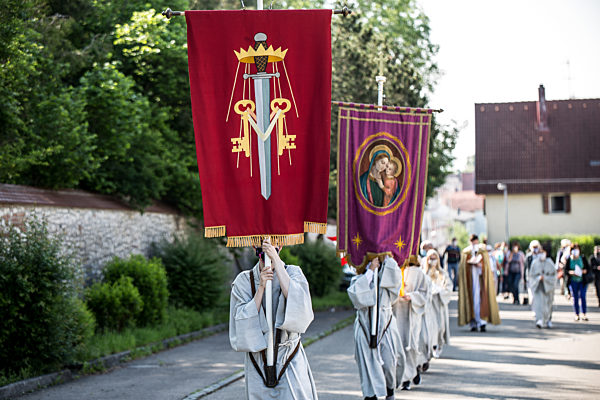 Glauebige feiern Christi Himmelfahrt trotz Corona