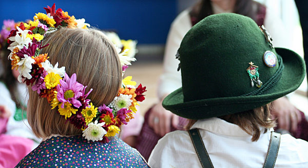 Kinder in bayerischen Trachten