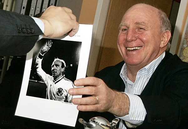 Büroleiter des dpa-Hauptstadtbüros Berlin, Rolf Westermann, überreicht am 27...