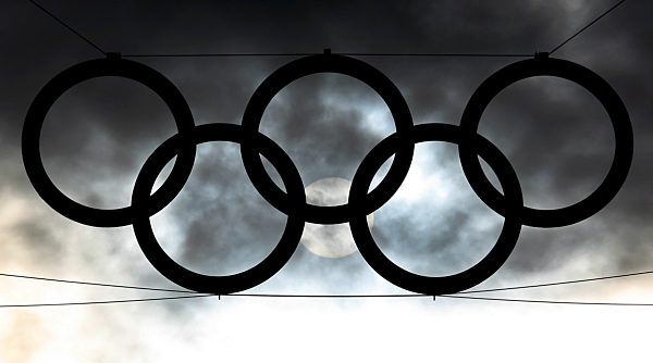 Vor den Olympischen Ringen des Berliner Olympiastadions ziehen am 07.09...