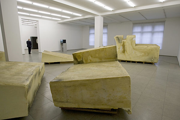 Ein Mitarbeiter des "Hamburger Bahnhof - Museum für Gegenwart" in Berlin...