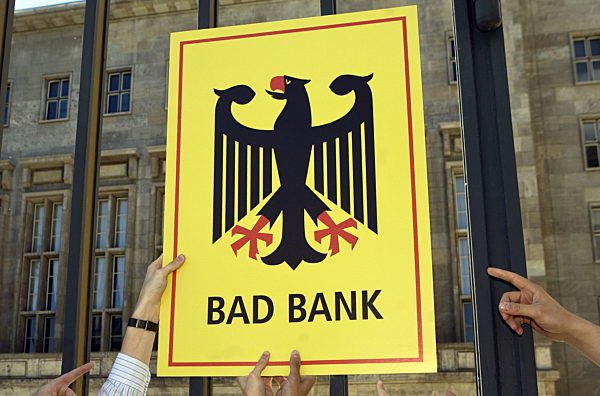 Mitglieder der Jungen Liberalen Berlin (JuLis) hängen am Mittwoch (13.05...