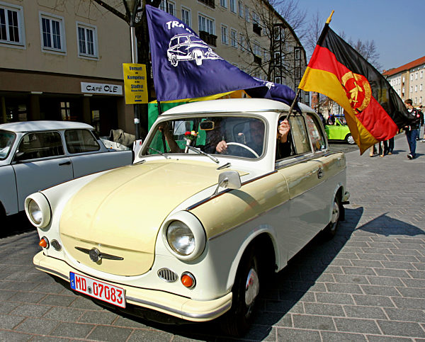 Mit Fahnen ausgestattet bereiten sich am Sonntag (01.04...