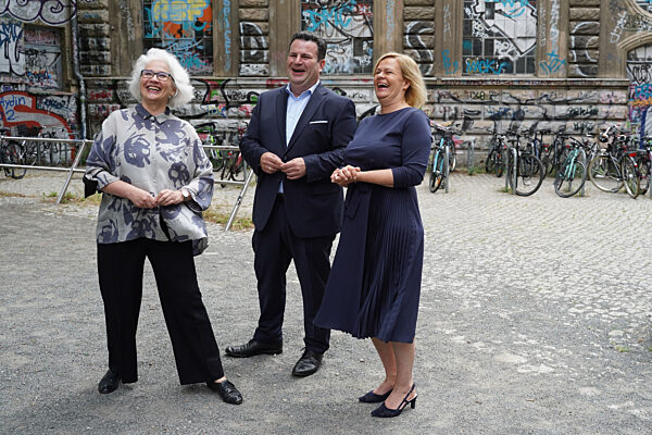 Faeser und Heil besuchen Willkommensklasse