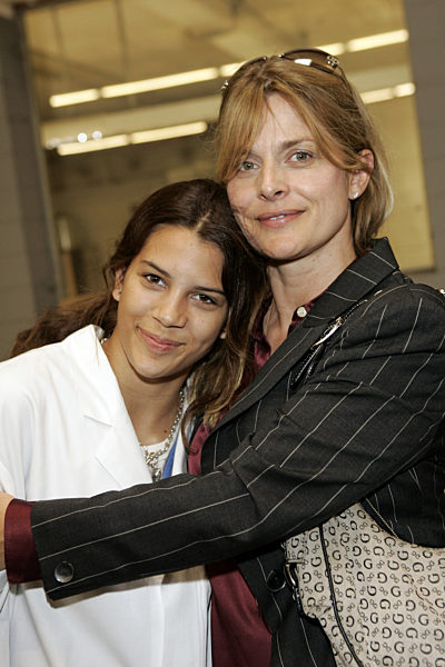 Hollywood-Star Nastassja Kinski (r) umarmt am Freitag (06.07...