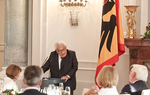 Bundespräsident empfängt Henry A. Kissinger zum 95.