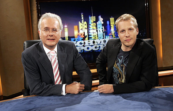 Die Moderatoren Harald Schmidt (l) und Oliver Pocher stellen sich am...