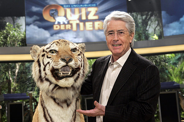 Der Moderator Frank Elstner lässt sich mit einem ausgestopften Tiger in der...