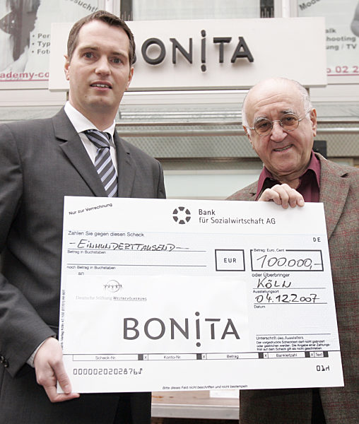 Alfred Biolek nimmt Spende von Bonita für Deutsche Stiftung Weltbevölkerung entgegen