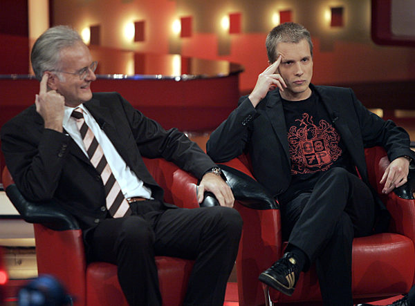 Der Entertainer Harald Schmidt (l) und Moderator Oliver Pocher sind am...