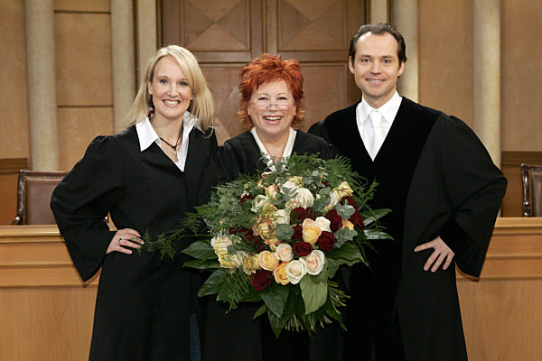 Anlässlich der 1500. Ausgabe von "Richterin Barbara Salesch" posieren die...