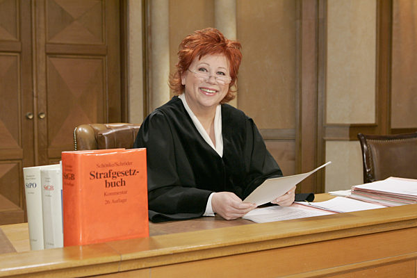 Anlässlich der 1500. Ausgabe von "Richterin Barbara Salesch" posiert die...